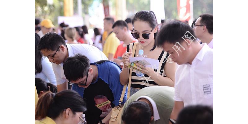 男邻居说捡到了我的衣服，我上去看了才发现那是我的内衣