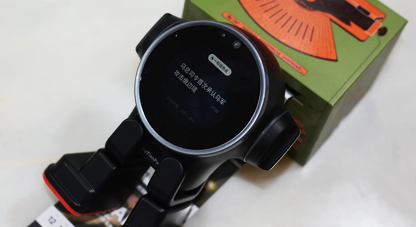 桌面人形机器人,乐天派和emo桌面机器人