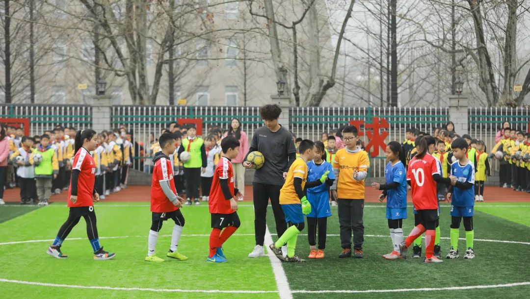 校园足球联赛拉开了帷幕,校园足球联赛圆满落下帷幕