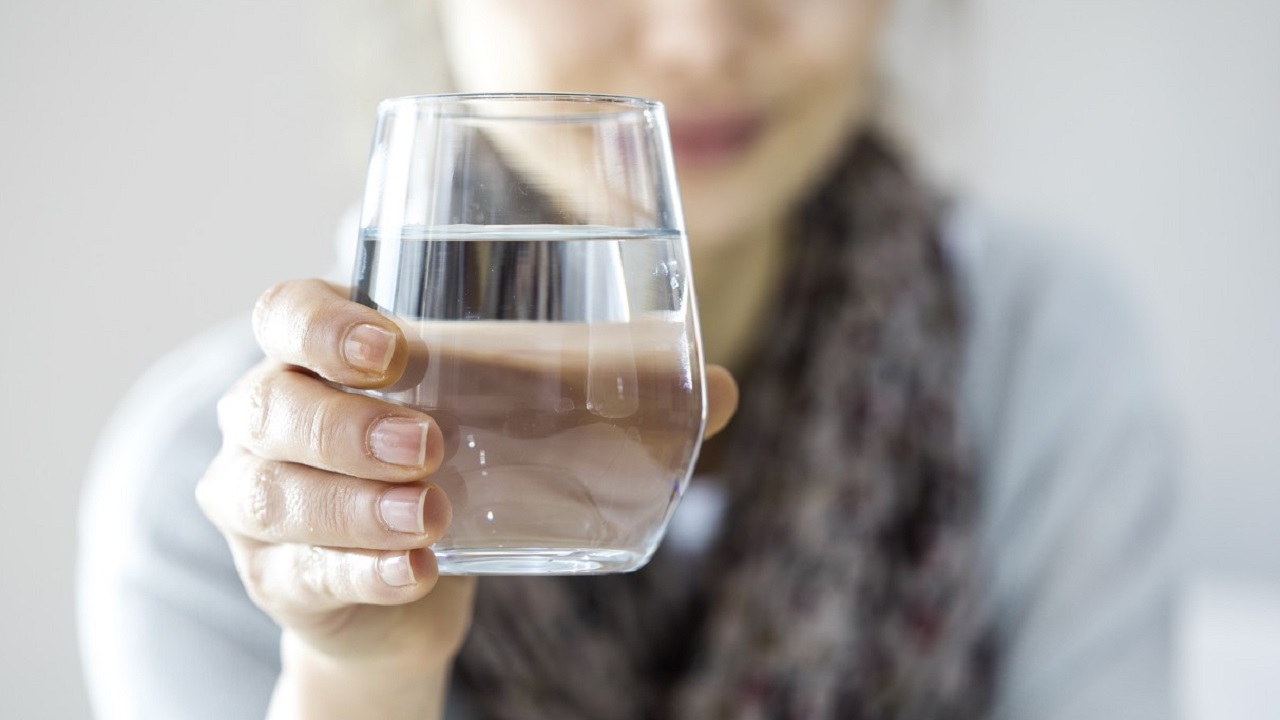 起床喝一大杯水对身体好不好,喝白开水喝多少会加重肾脏负担