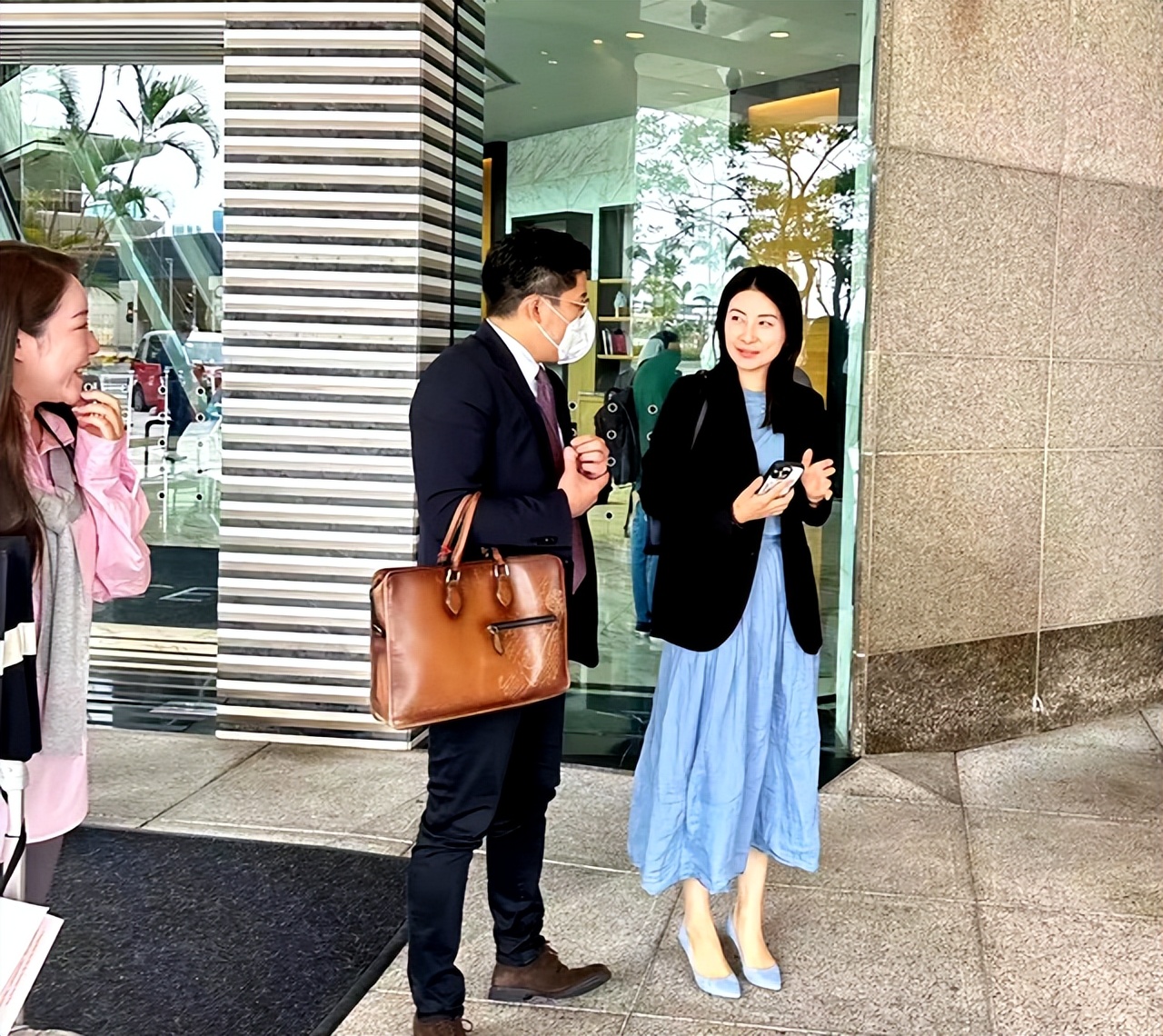 郭晶晶百万礼服,郭晶晶霍启刚的婚礼蓝色礼服