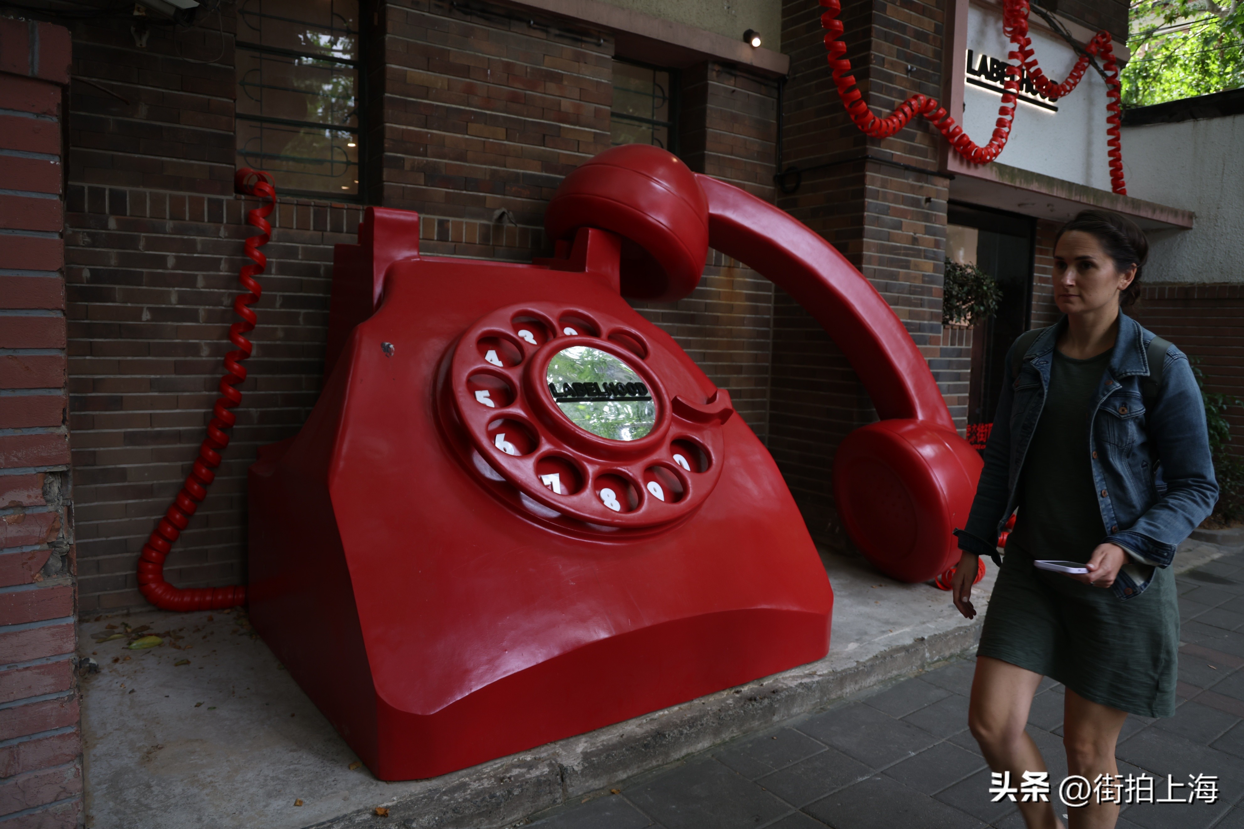 上海路边超大座机电话模型,街头出现神秘机器