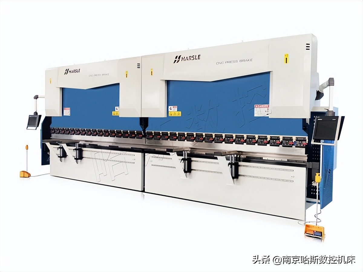 城市太阳能灯设备,4.5米灯杆生产全流程