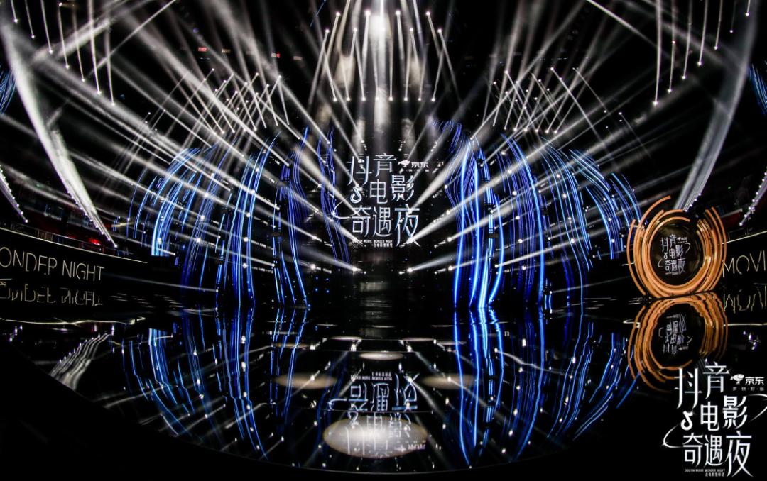 上海这一夜，内娱来了一大半，吴京谢霆锋拿大奖，冯小刚忙着交际