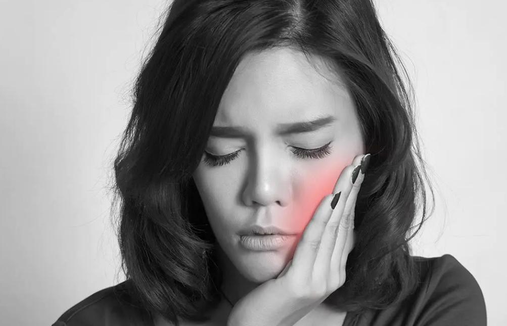 拔完牙五天嘴里臭臭的血腥味,拔完牙后吞咽口水臭臭的