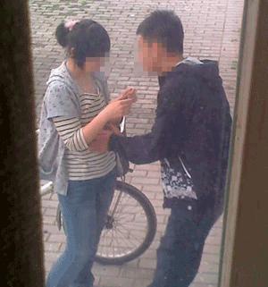 惊爆！街头不雅照走红网友疯狂围观，猜测达高潮