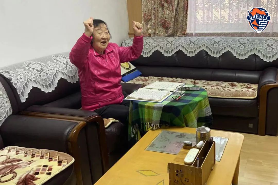 永远的第12人丨许英行奶奶：抗美援朝老英雄与青岛足球的不解之缘