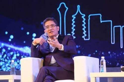 *咸平郎**：学渣逆袭成学霸，好好的经济专家不做，要做“江湖*子骗**”