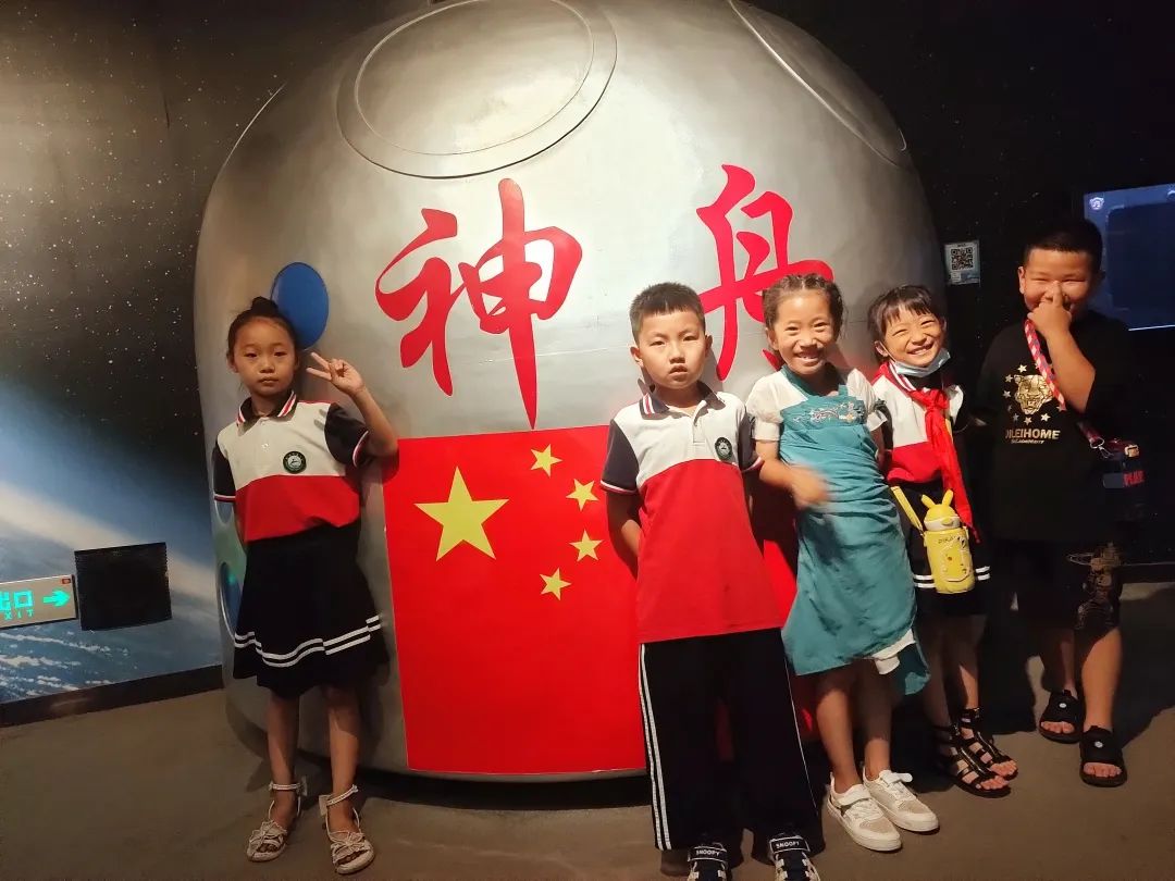 传承红色基因——包头市包钢实验二小“红领巾梦想号”起航