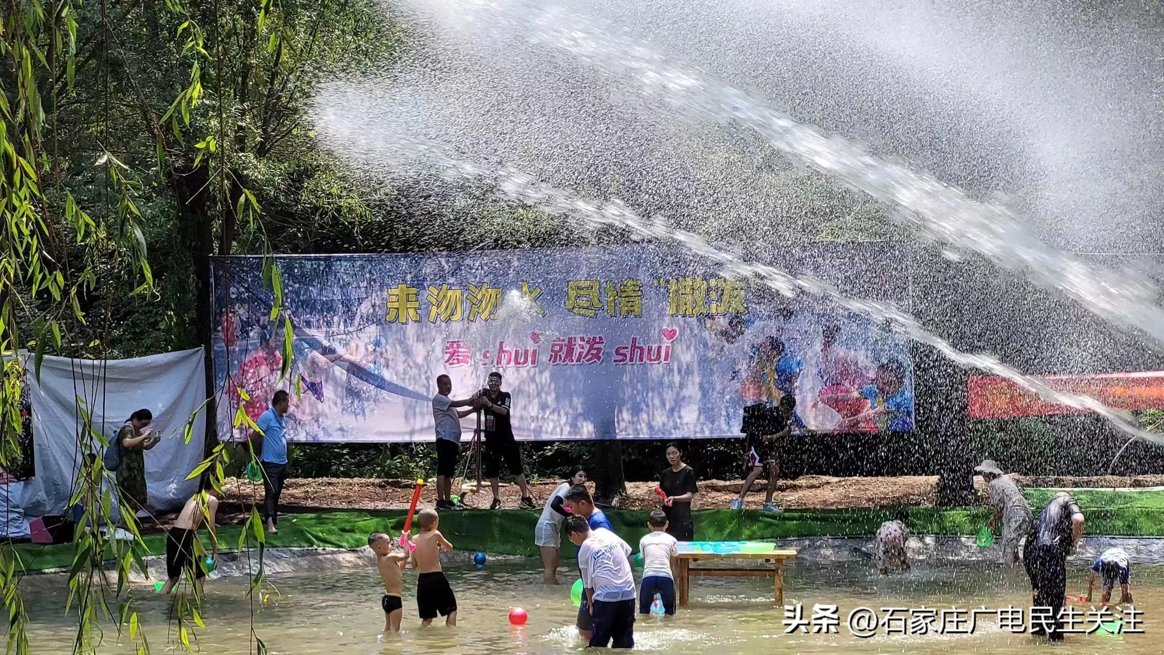 撒欢儿童戏水乐园,撒欢儿部落儿童乐园夏季玩水视频