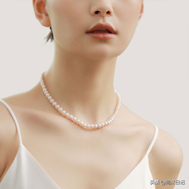 一生一条珍珠项链年轻时髦,女人一生必须要有条珍珠项链