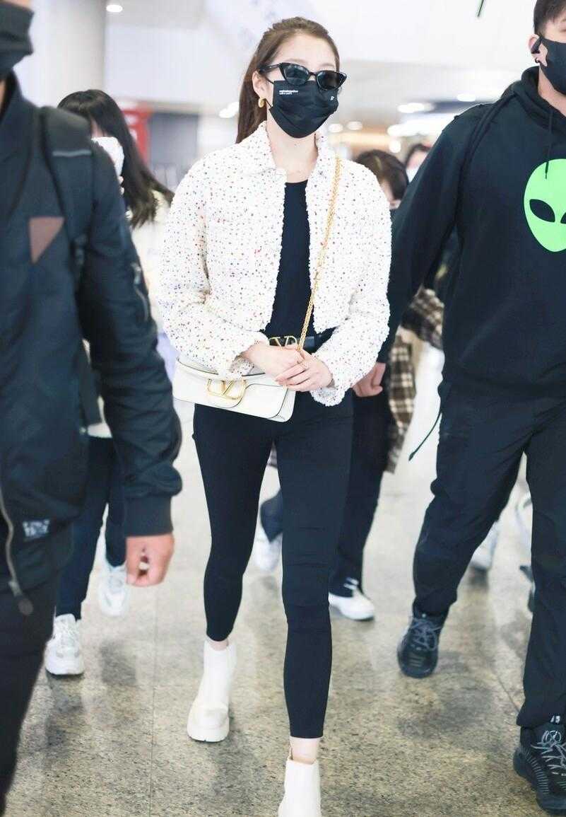 关晓彤穿短裤配小白鞋,关晓彤穿修身裤