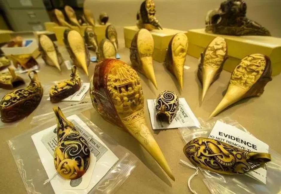 买吊坠判十年,女子买吊坠后成被告怎样处理