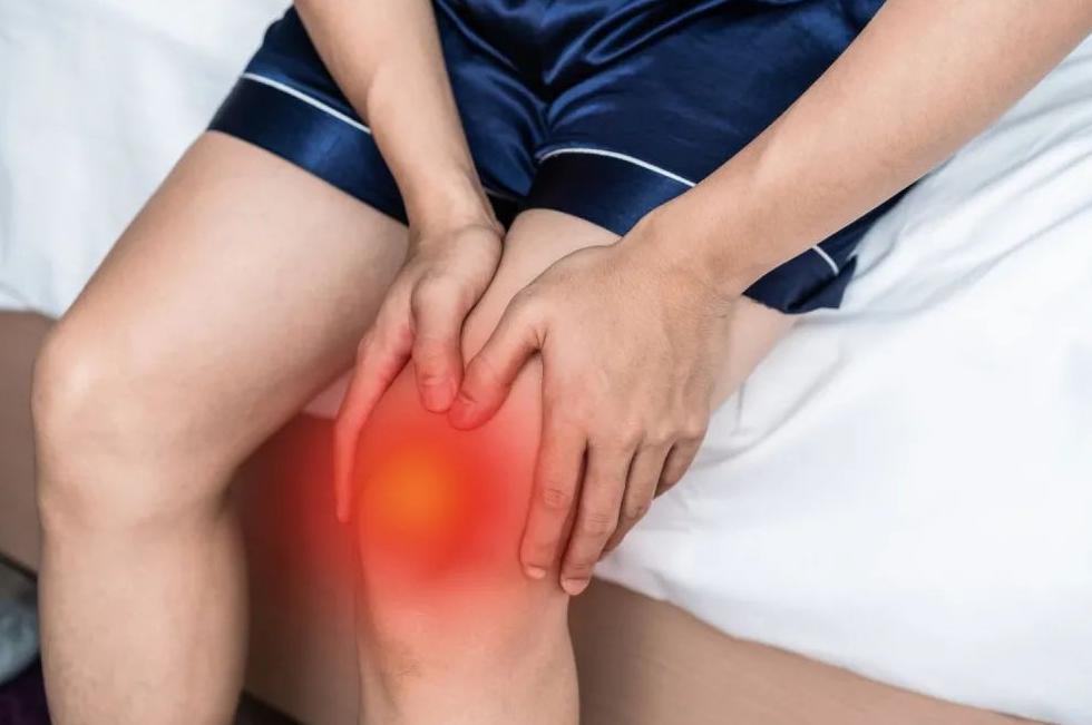 男子膝盖上长了肉瘤,男子膝盖内侧出现小疙瘩