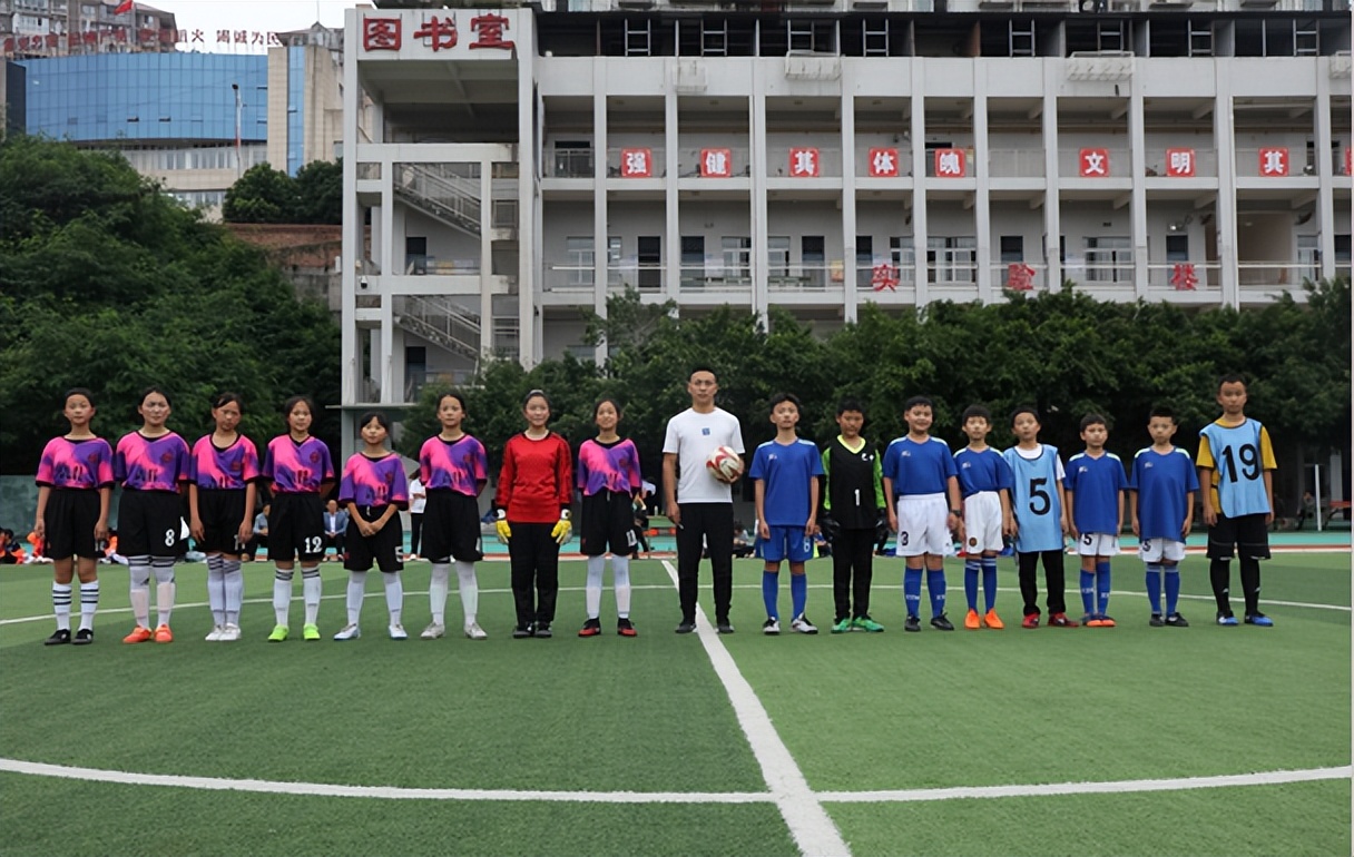 绿茵场的交流,校园足球嘉年华切磋球技促进交流