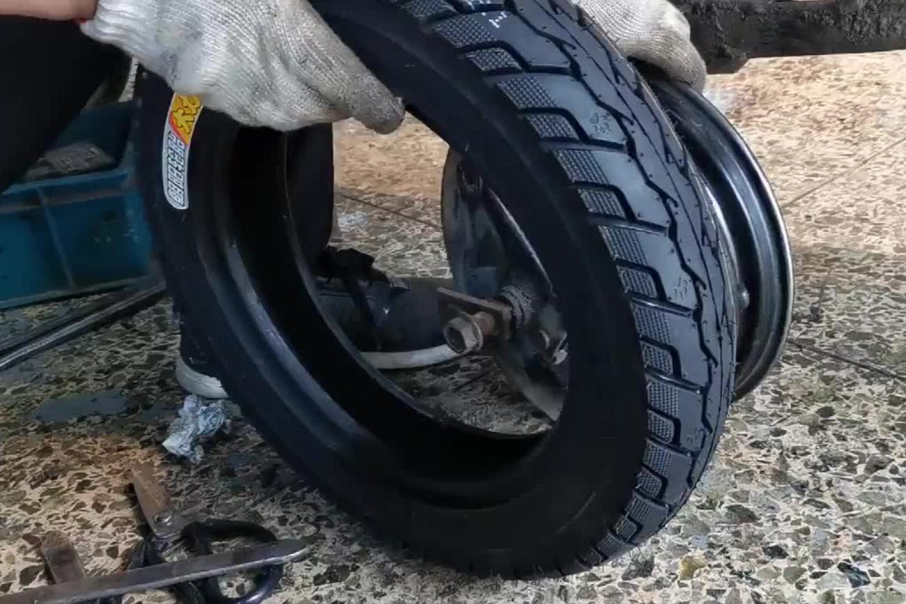 电动车轮胎朝阳和正新的哪个好些,自行车正新轮胎和朝阳轮胎哪个好