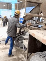 伴娘蹲角落里玩手机,伴娘躲在角落玩手机很漂亮