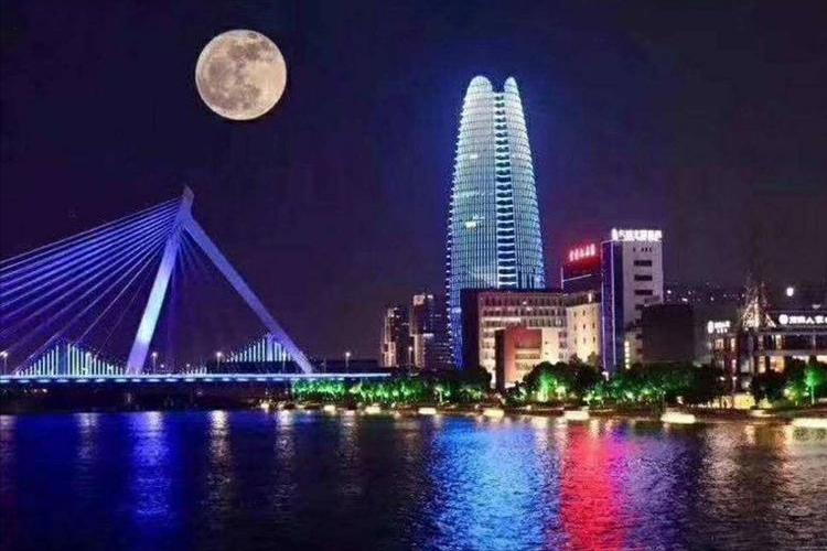 中秋共赏圆月的诗句,古今中外中秋咏月的古诗词有哪些