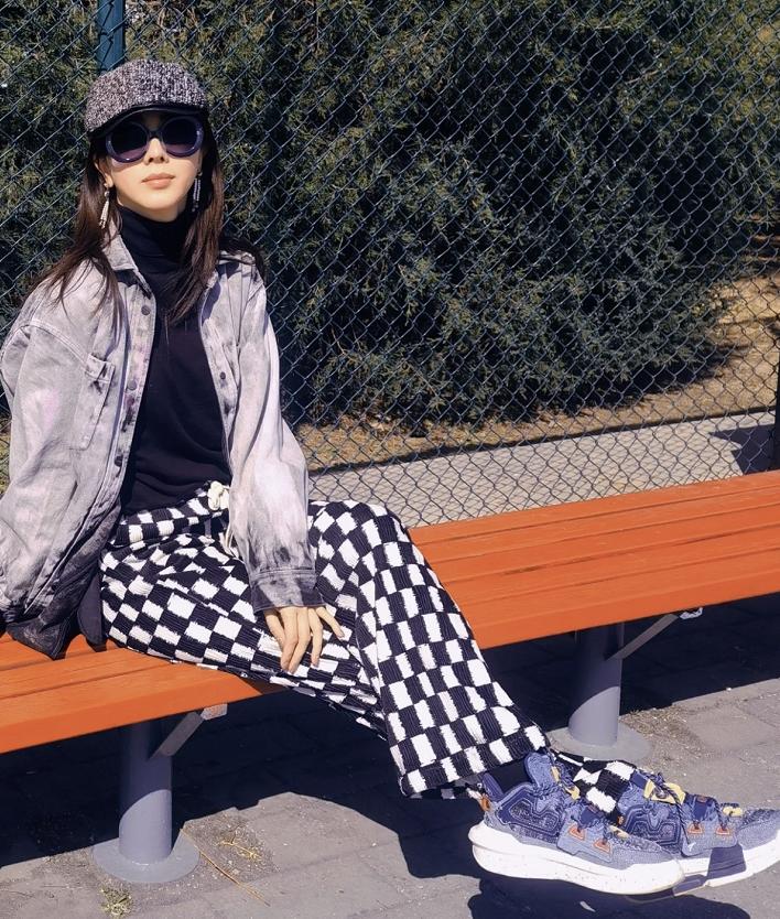 央视李思思烈日下陪娃踢球！脚踩200块国产鞋，头顶儿子外套防晒