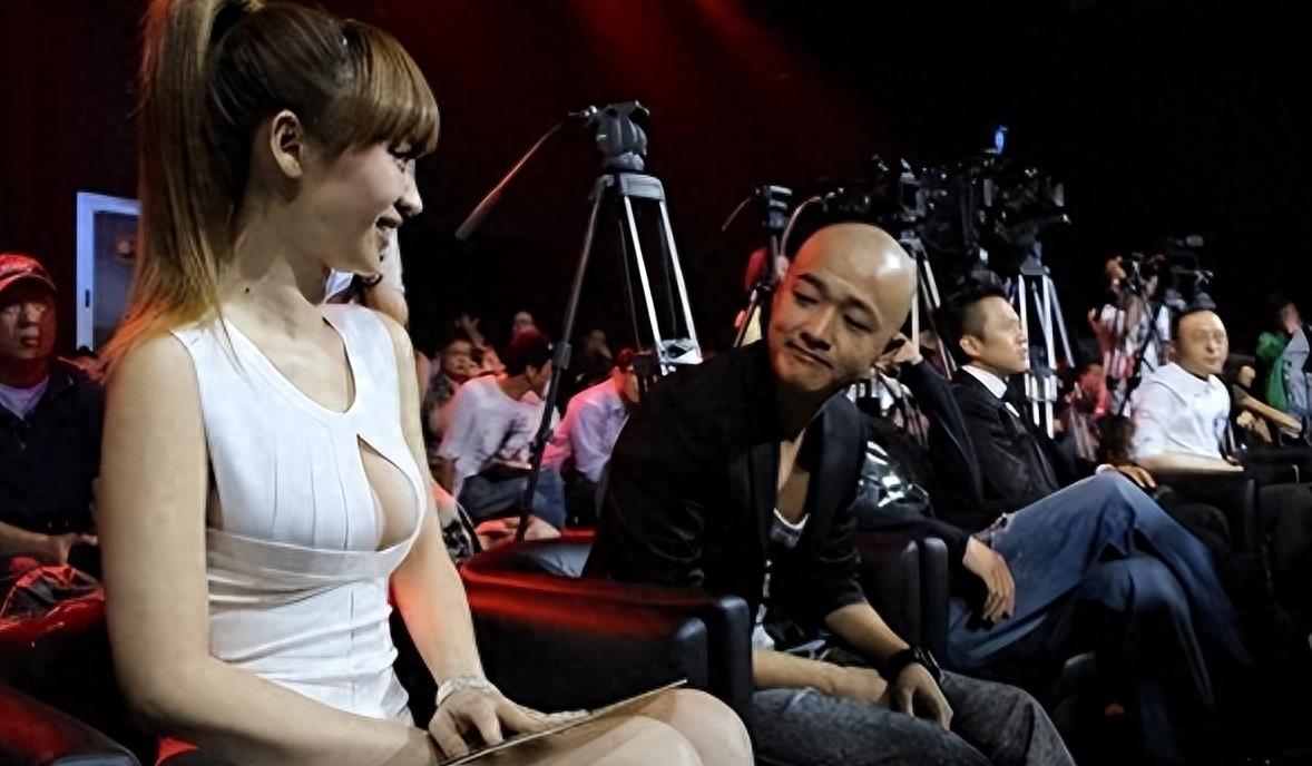 “魅惑装”!“超级方便裤”!神秘城市的角落,魔幻世界激情舞台