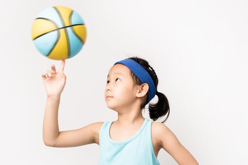 彩色小皮球小班户外活动,小班体育滚皮球