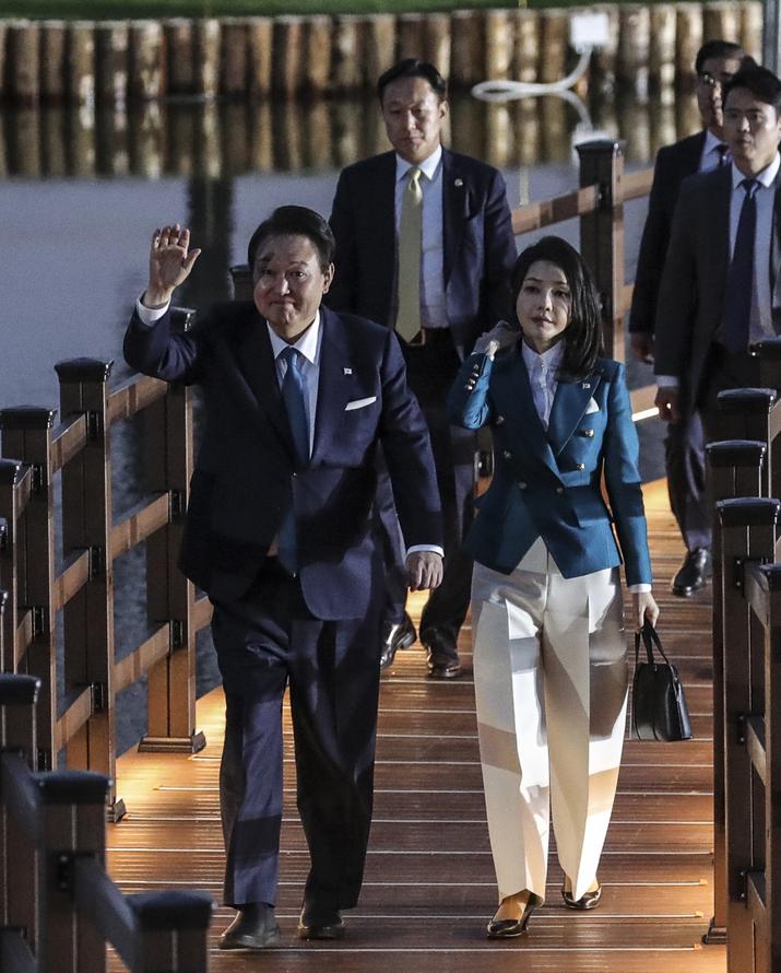 韩国最美“第一夫人”，穿搭“穿松不穿紧”，不露身材却显优雅