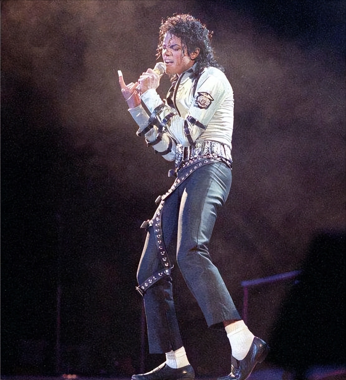 从迈克尔·杰克逊的舞蹈看加蓬共和国表现的后殖民主义问题（上）