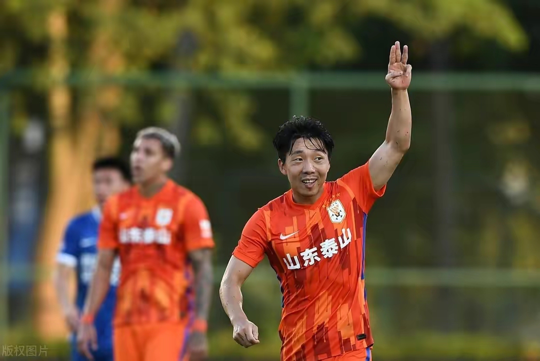 泰山队球迷最新消息,泰山队球迷现场呐喊荣辱与共