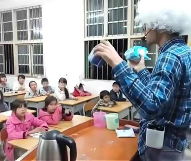 瀛︽牎缁欑敺瀛╁瓙鏁欏崼鐢熷肪鐢ㄦ硶,鐢锋暀甯堣鍗敓宸剧殑浣跨敤鏂规硶