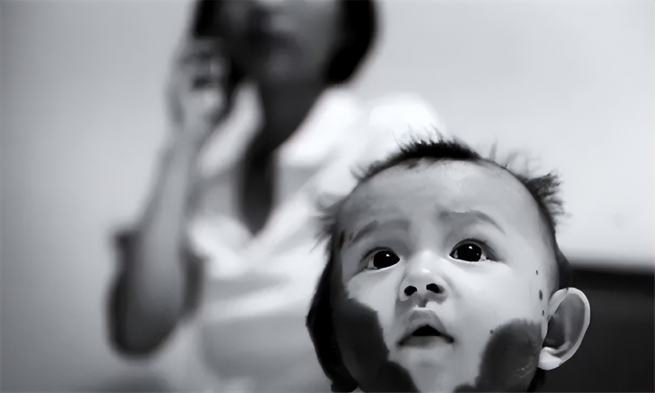 刚出生的小孩长满了黑斑,刚出生小孩皮肤黑斑