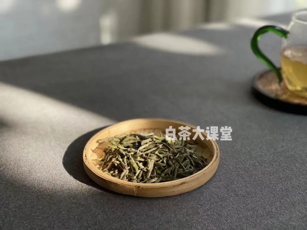 白茶被太阳晒了还能喝吗,受潮后的白茶晒干后可以继续喝