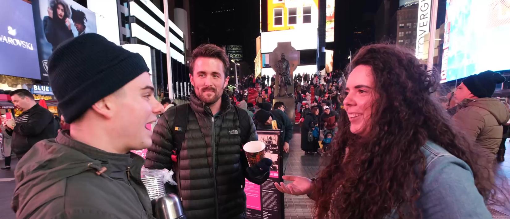 美国小伙觉得中国食物难吃，便用胡辣汤街头实验，结果被路人疯抢