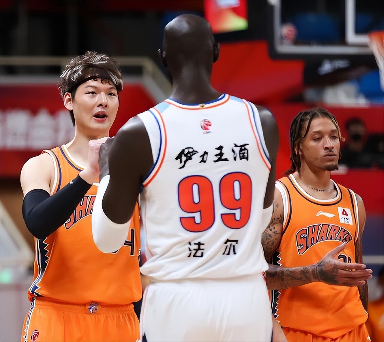 2米18打爆2米29法尔,法尔2米49臂展视频