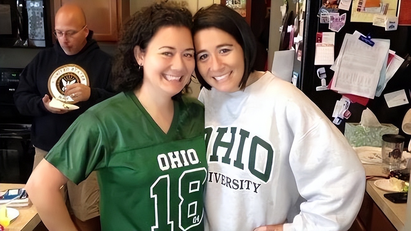 美国产妇生下双胞胎竟是异父同母,美国24岁的女子生下12个双胞胎