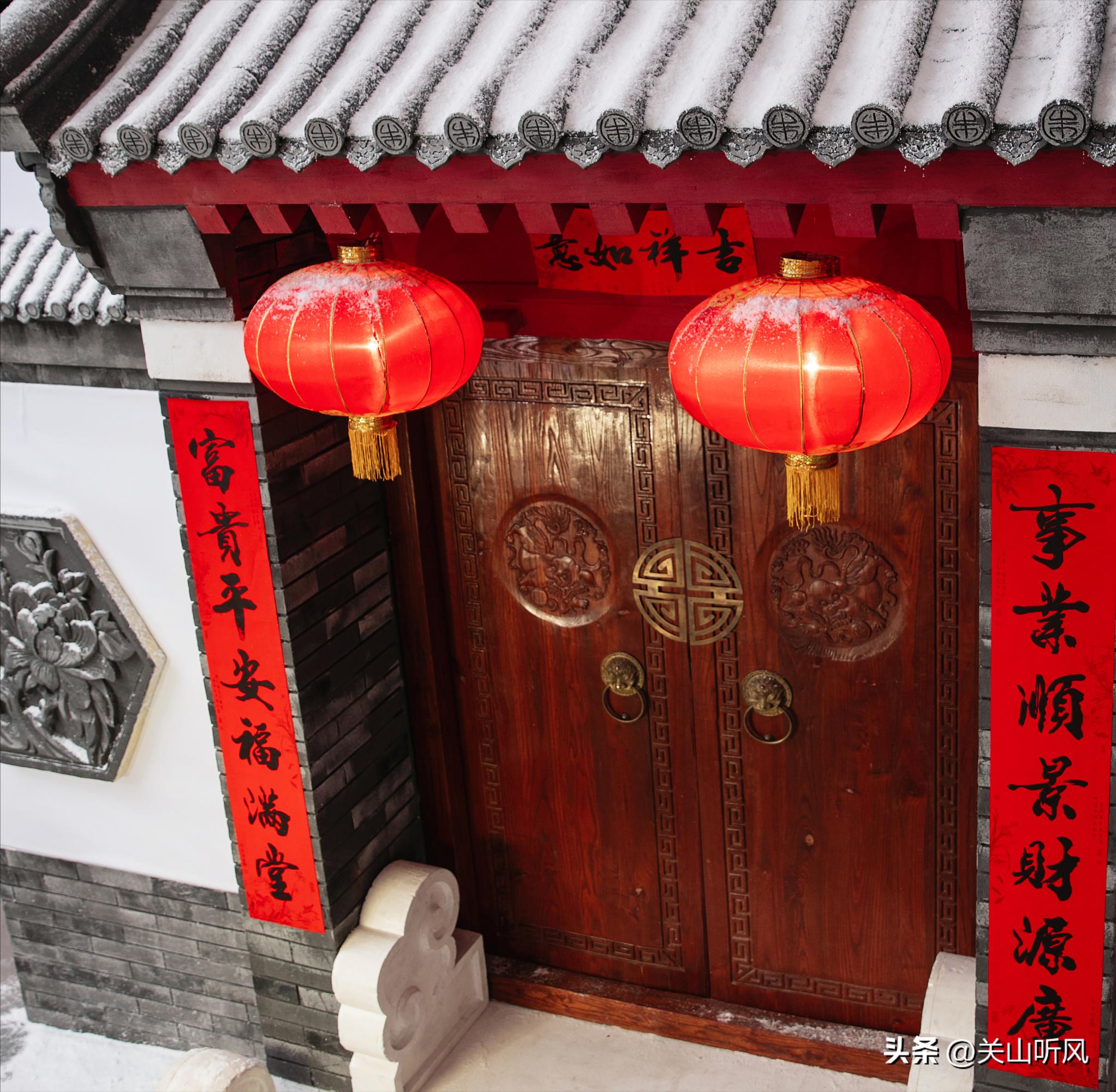 对门大门口亮灯有什么讲究,门前亮灯旺人丁