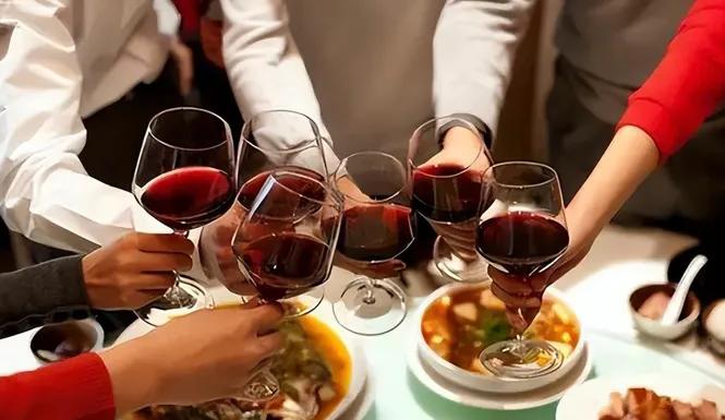 大搞权色交易，19岁参加工作，15年内贩卖情报800份获利21万美元