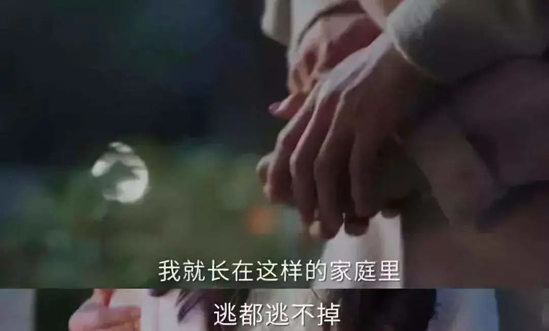 买张新桌子，女儿崩溃痛哭…这事真的怪父母“哭穷”吗？