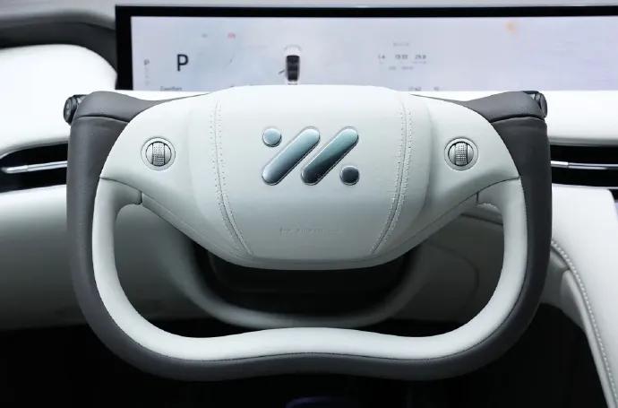 异形方向盘汽车,异形方向盘好但有安全隐患