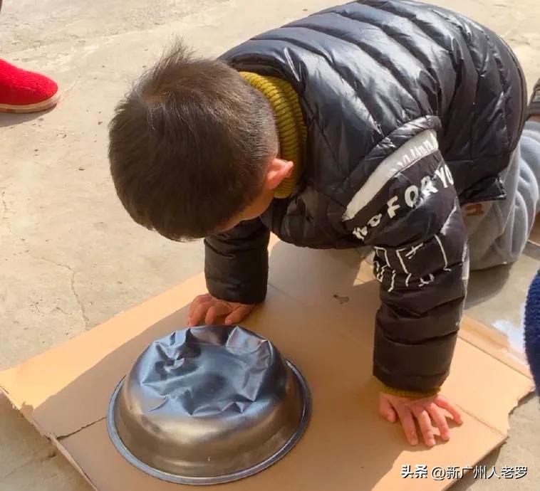 安徽拜年磕头磕哭,小女孩磕头拜年把头上磕了个包