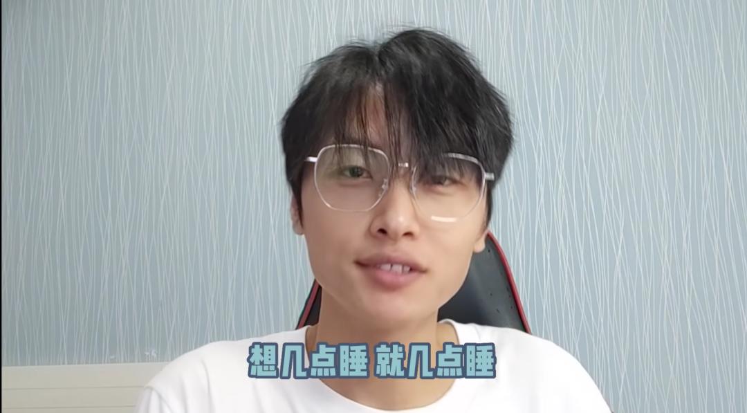 29岁单身没有工作,29岁青年花300月租实现海景房自由