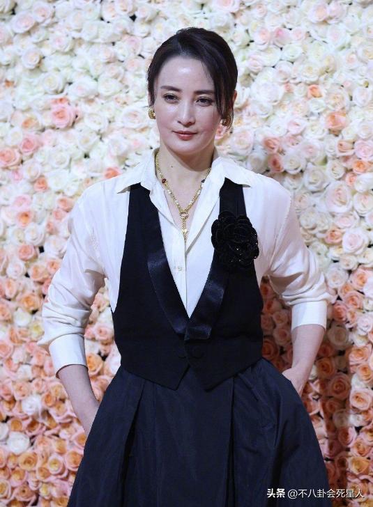 姚晨红毯造型翻车盘点,姚晨红毯奇葩