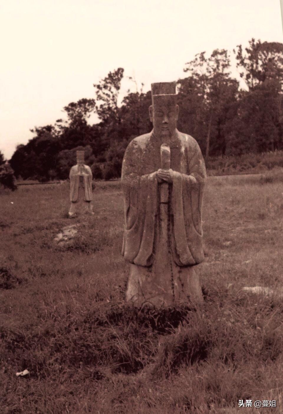 卑鄙龌龊老照片:*楼青**女子妖娆多姿,妇女露胸喂奶被孩子撕扯衣服