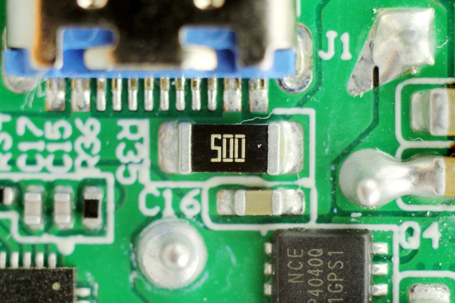 公牛新款67w快充插座拆解,公牛防过充保护插座拆解