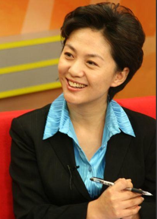 央视主持人海霞经历及婚姻家庭,海霞嫁清华教授恩爱23年视频播放