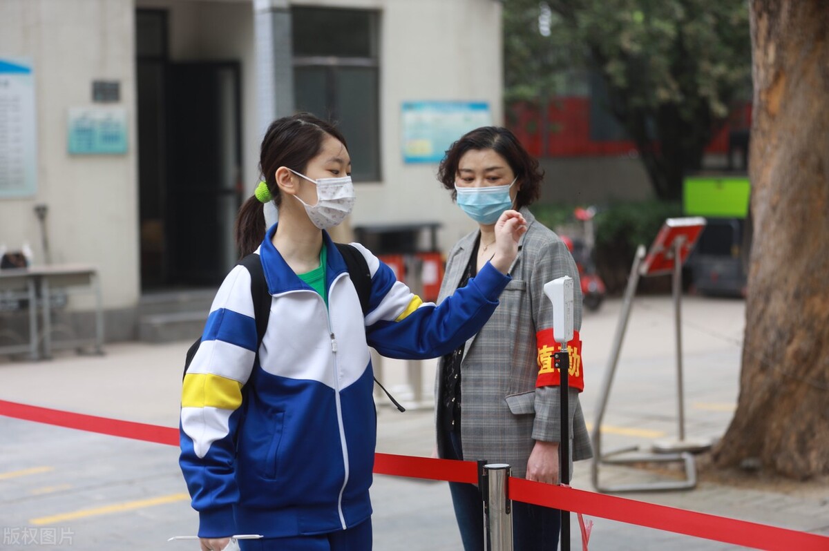 小学生春游，老师列出费用单22300，提议AA制，家长是怎么说的？