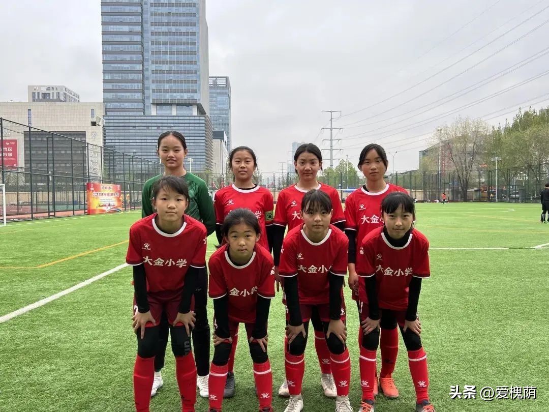 济南历城一中女子足球队夺冠凯旋,2021年济南市体彩杯小学足球联赛