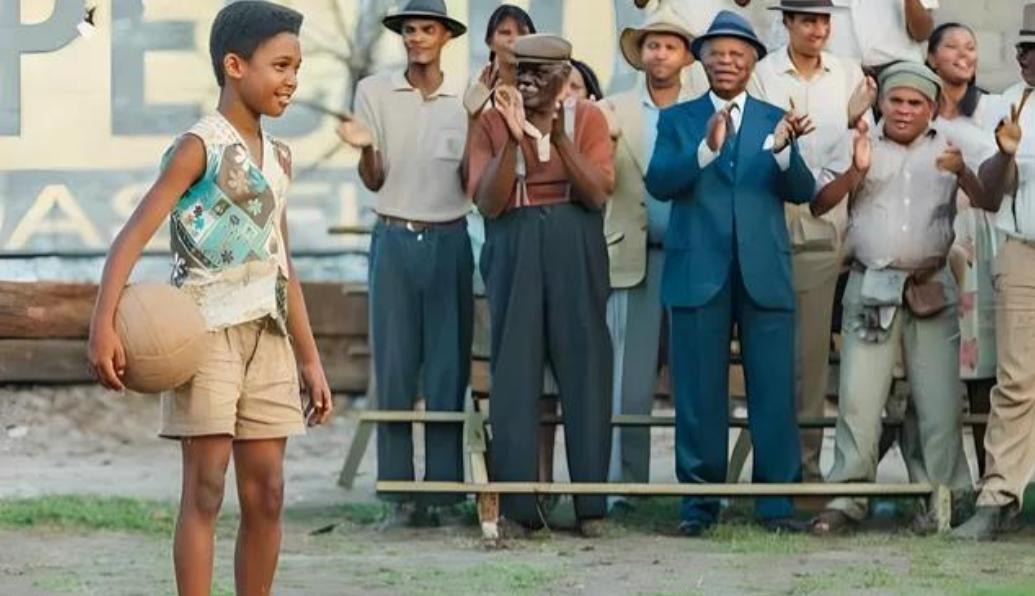 贫民窟逆袭的球星,贫民窟少年用芒果踢足球