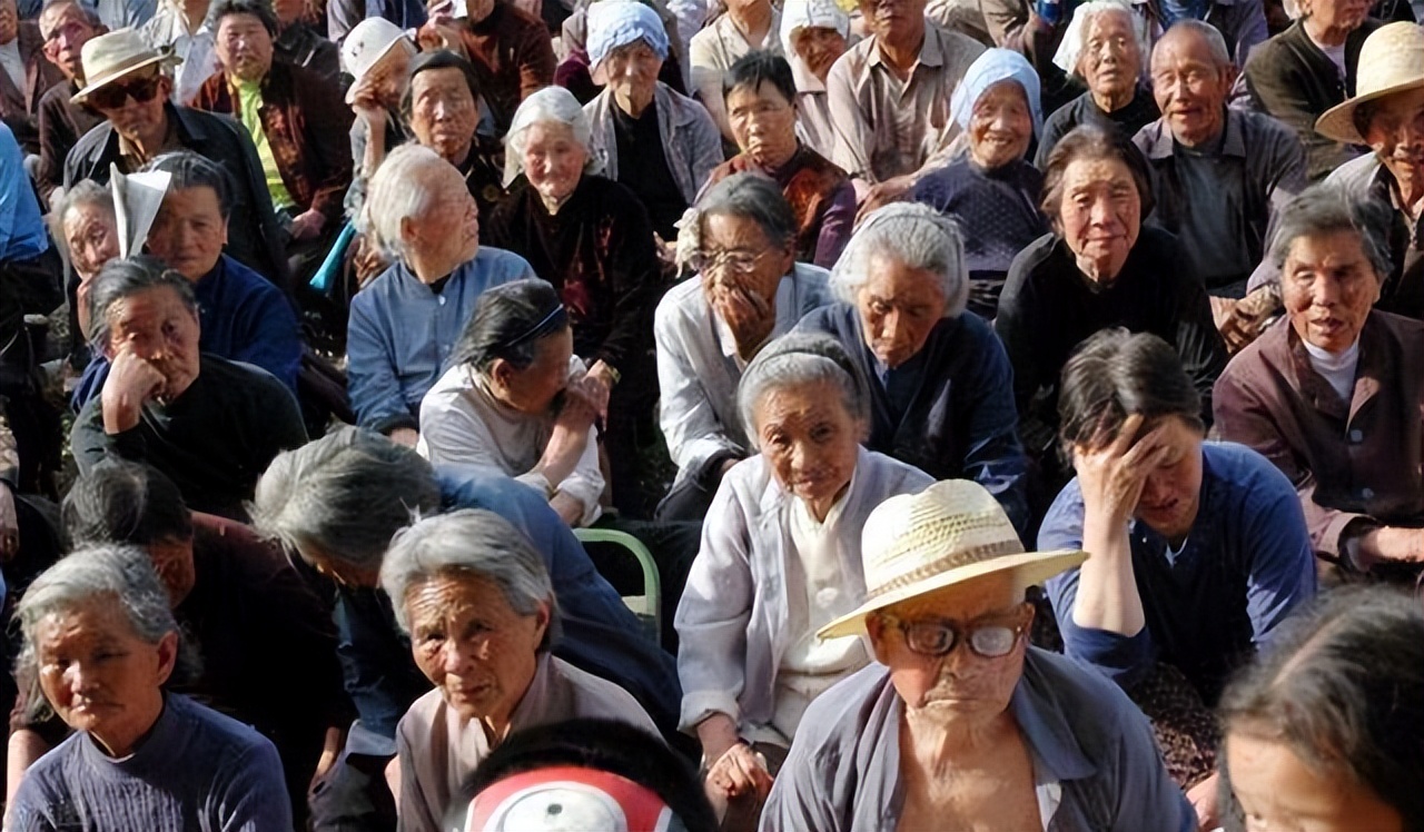 日本政府为摆脱经济萧条，竟不断上升国内债务，增加税收