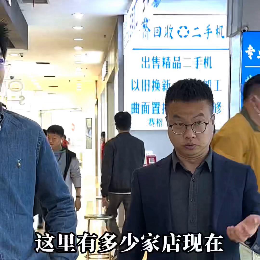 你可能没见过这样开手机店的，一开就是20年，龙翔通讯从...