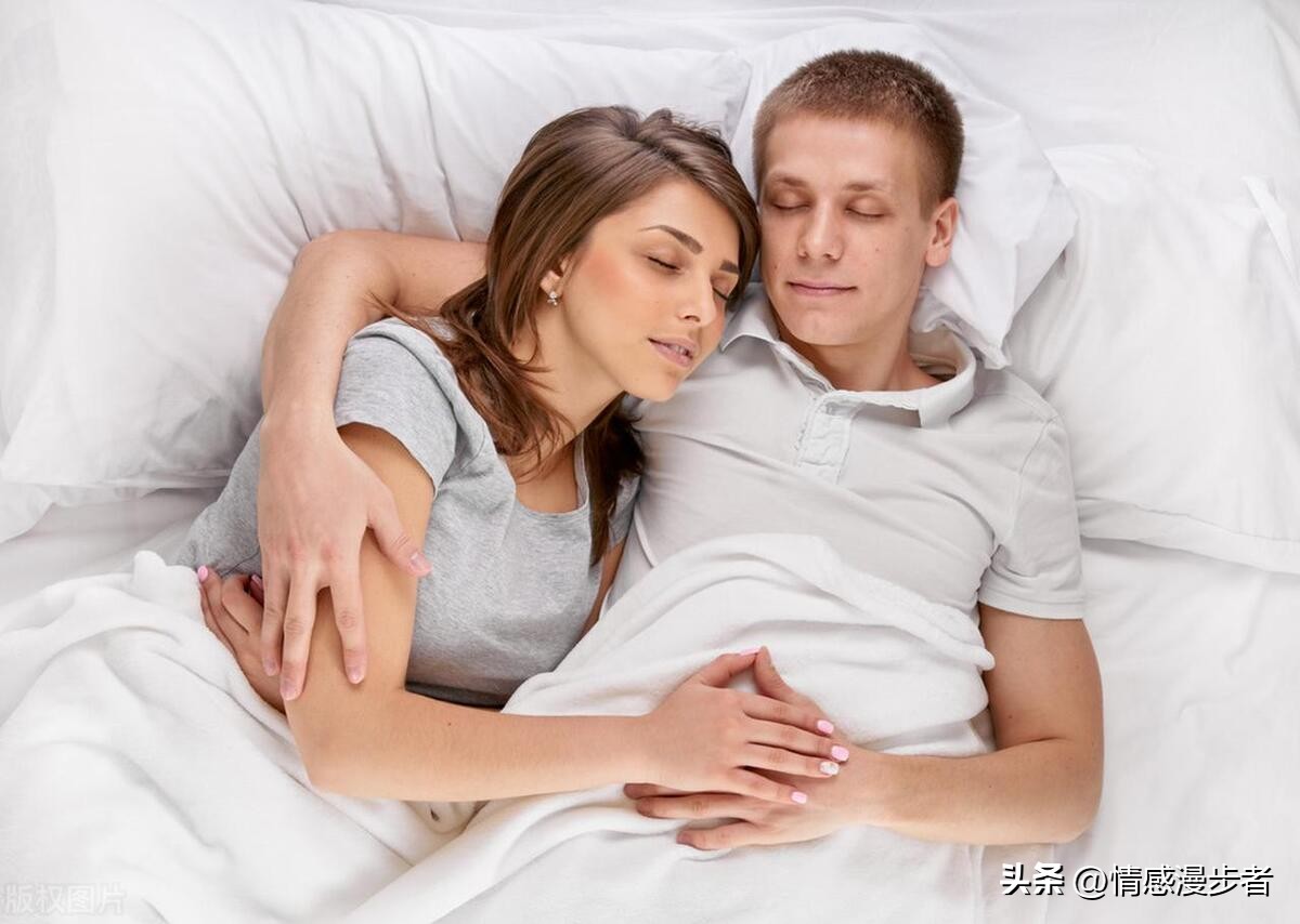 男人睡觉喜欢搂着对方是什么心理,睡觉喜欢搂着男人是什么性格